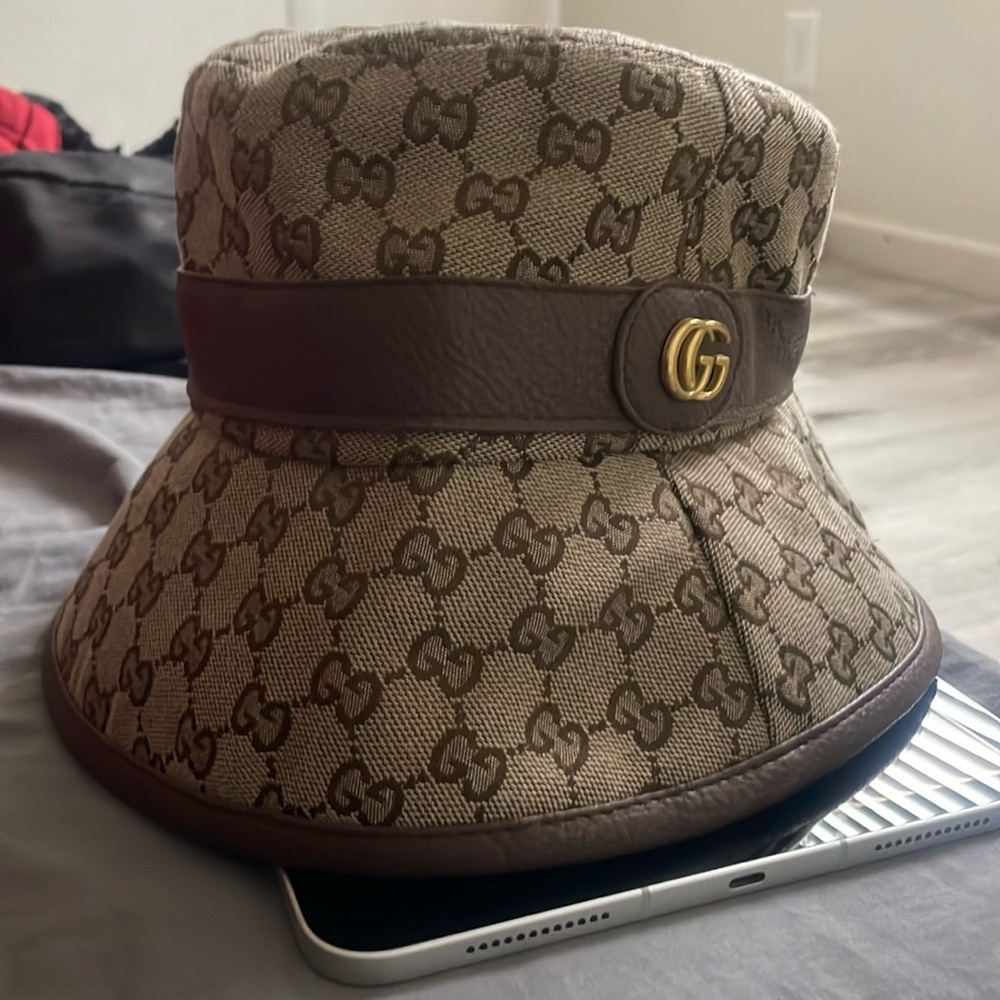 Tan Gucci bucket hat in excellent condition 
It’s only been worn a few times